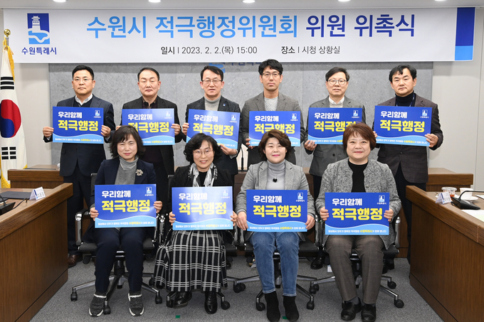 조청식 제1부시장(뒷줄 왼쪽 3번째)과 위원들이 위촉식 후 기념촬영을 하고 있다.