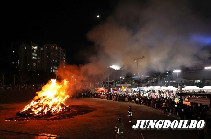 신봉동 정월대보름맞이 행사에서 시민들이 달집태우기를 관람하고 있다
