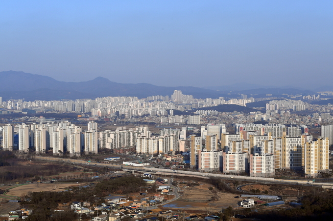 겨울에도 누구나 가볍게 등산할 수 있는 칠보산 정상에서 펼쳐지는 서수원 권역.