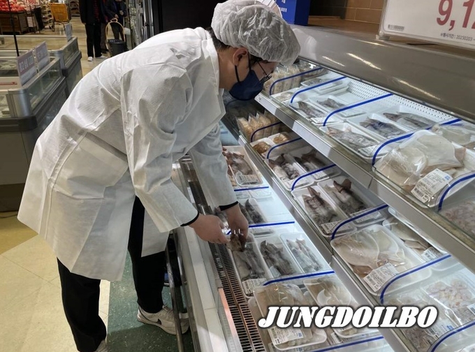 용인특례시 관계자가 시민이 방사능 검사를 의뢰한 식품을 수거하고 있다