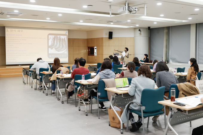 용인특례시가 8일 관내 학교 교사를 대상으로 용인형 환경교육 교재 설명회를 열었다