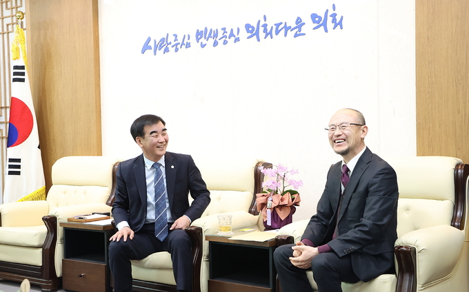 염종현 의장이 의장 접견실에서 강바트 건칙수렝(Ganbat Gonchigsuren) 전(前) 다르항올도 의원과 몽골 최대 보험회사인 ‘몽골 다트갈(Mongol Daatgal)’의 에르덴 볼강(Erden Bulgan) 대표, 부의장 재임 당시 양 기관의 우호협력 체결에 앞장 선 임채호 전 의원을 접견했다.