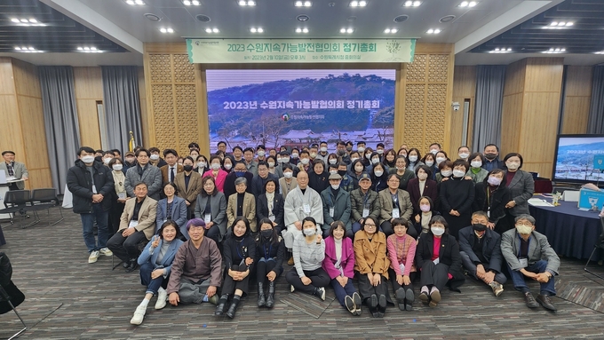 수원지속가능발전협의회 위원들이 정기총회 후 함께하고 있다.