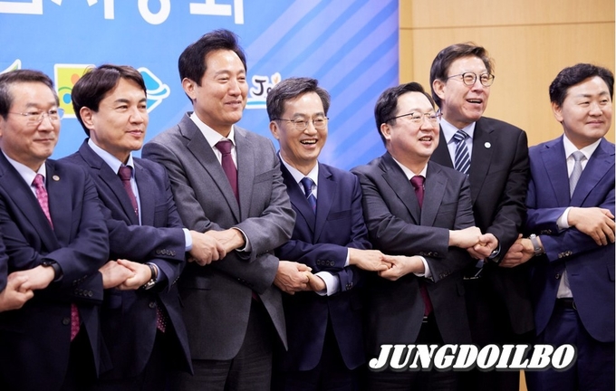 10일 전북도청에서 열린 제52차 대한민국시도지사협의회 임시총회에서 김동연 경기도지사(가운데) 등 시도지사들이 기념 촬영을 하고 있다