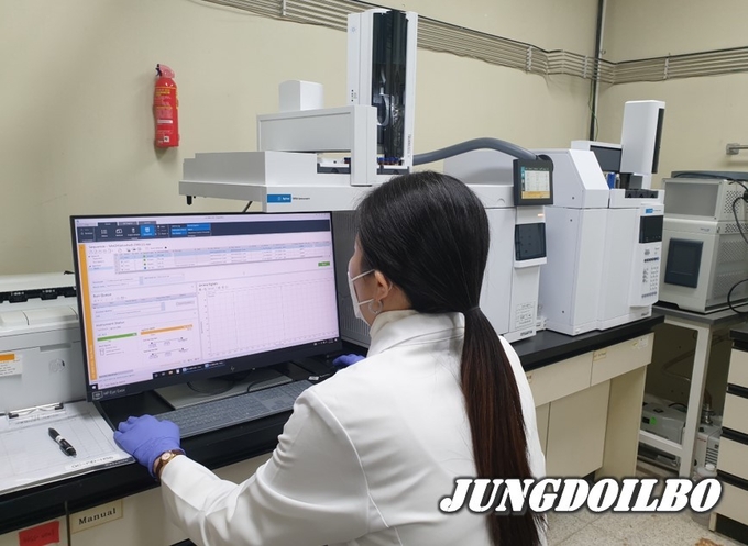 2022년 식품안전지킴이가 분석을 하고 있다.