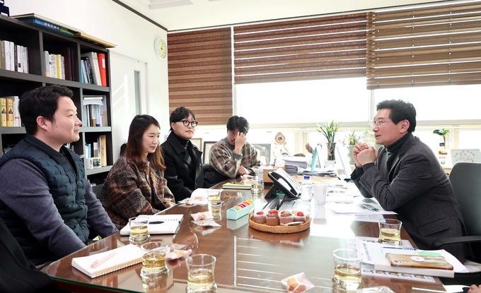 이상일 용인특례시장이 청년정책네트워크 간담회에서 청년의 시정 참여 확대를 위한 대화를 나누고 있다