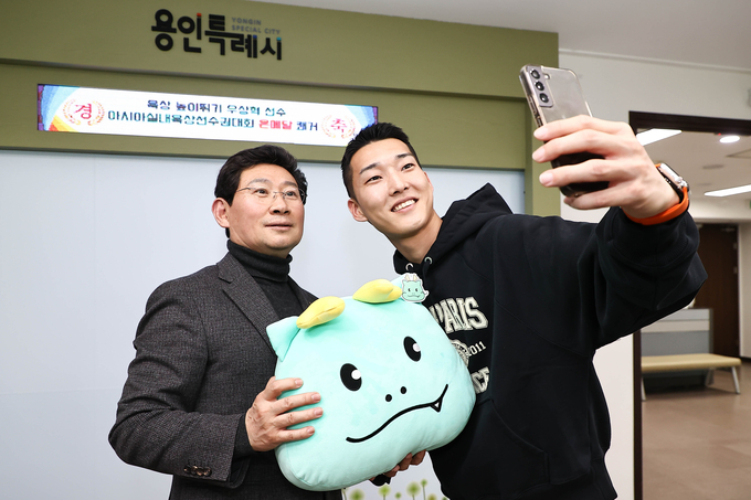 우상혁, 이상일 용인특례시장 만나“인생에 단 한번 뿐인 기회(파리올림픽) 놓치고 싶지 않습니다”