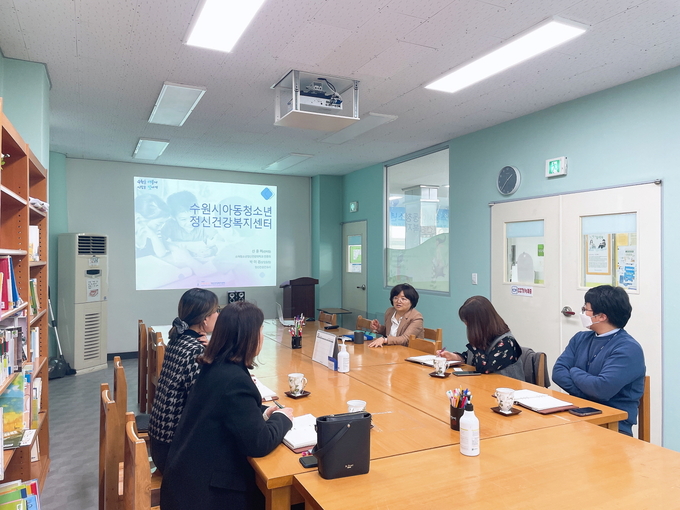 당진시 보건소와 정신건강복지센터 직원들이 수원시정신건강복지센터 관계자들의 설명을 듣고 있다.