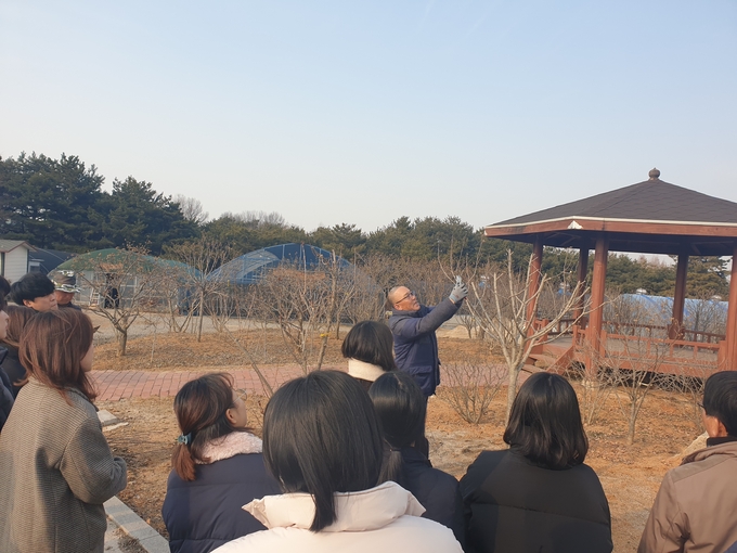 녹지 담당 공직자들이 무궁화 전문가 특강을 듣고 있다.