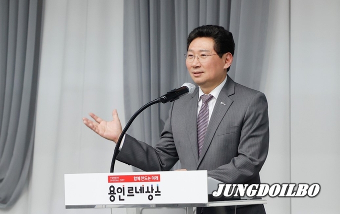  27일 시청 컨벤션홀에서 열린 ‘2023년 용인시 SNS시민 서포터즈’ 발대식에 참석한 이상일 용인특례시장이 인사말을 하고 있다.