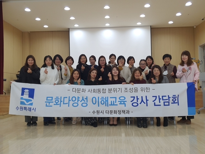 교육을 마친 후, 기념촬영을 하고 있다.