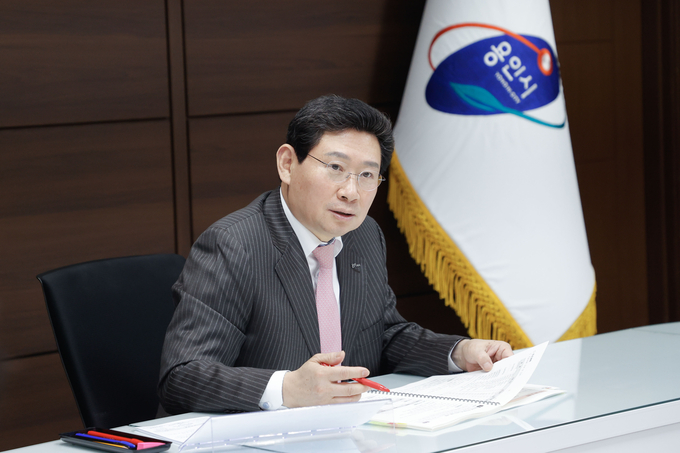 이상일 용인특례시장이 2일 용인장학재단과 용인자원봉사센터, 용인 청소년미래재단과의 통합 업무보고회를 주재하고 있다