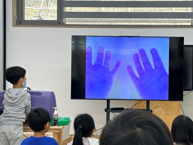처인구보건소는 지난 2일 시청상록어린이집에 뷰박스를 대여하고 어린이들을 대상으로 올바른 손씻기 시범 교육을 했다_