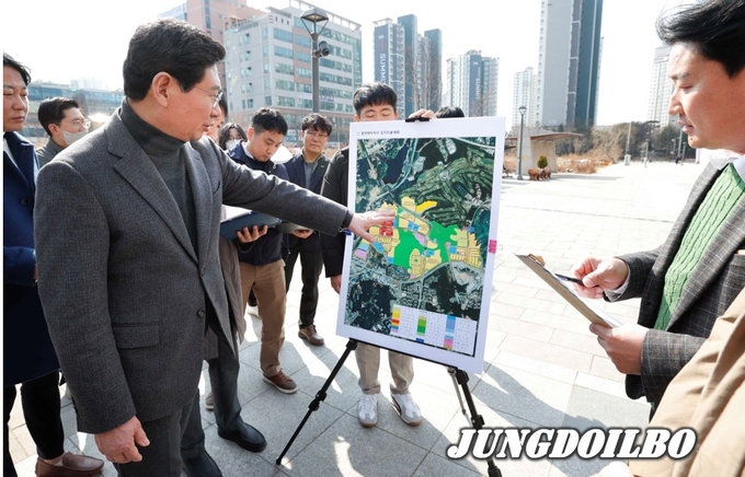 지난 3일 ‘찾아가는 행복 소통 시장실’ 첫 대상지로 기흥구 영덕 1동 흥덕지구를 방문한 이상일 용인특례시장이 주민들과 함께 민원 현장을 살펴보고 있다