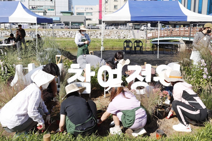 지난해 용인특례시 시민정원 참여자들이 정원을 꾸미고 있다