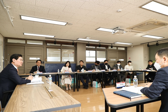 이상일 용인특례시장이 용인바이오고등학교를 찾아 경기도교육청 관계자들과 지역 인재 양성 방안을 논의했다