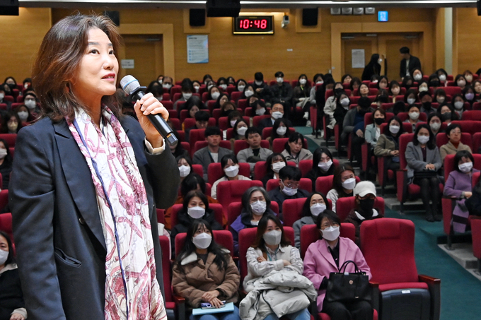 정혜승 전 청와대 디지털소통센터장이 강연하고 있다.