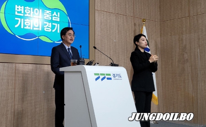 김동연 경기도지사가 9일 오전 경기도청 브리핑룸에서 '민생복원', '정치복원' 호소 기자회견을 하고 있다.