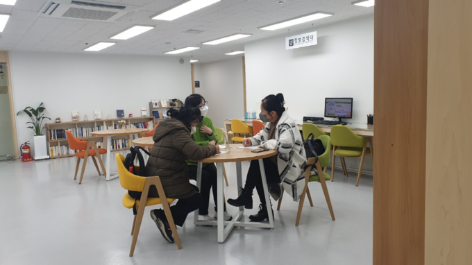 신중년인생이모작지원센터에서 일자리 상담을 하고 있다.