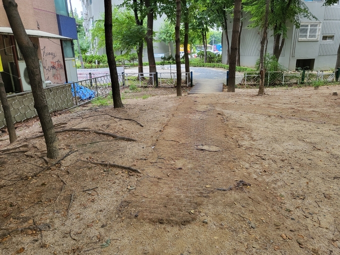  야자매트 고정핀으로 인한 사고 지점.