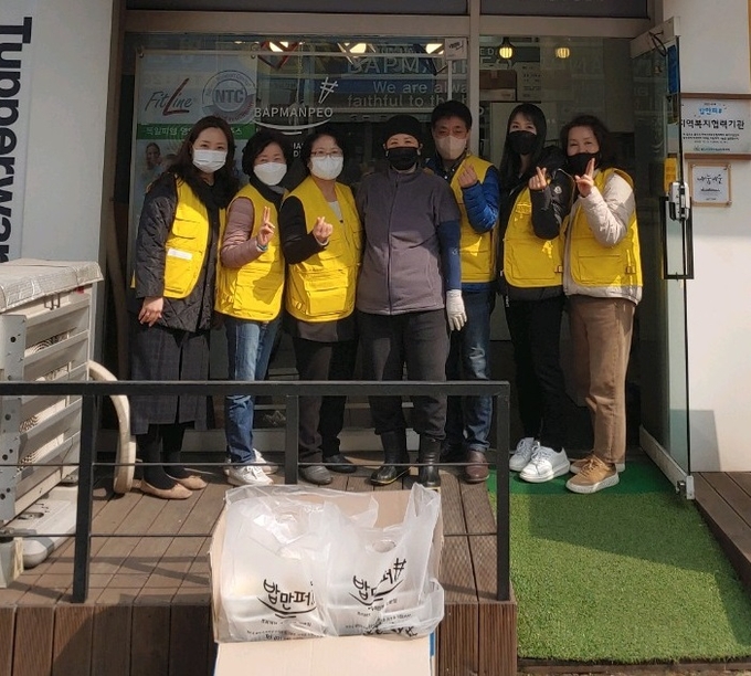 상현1동 지역사회보장협의체 위원들이 밑반찬을 마련한 뒤 기념촬영을 하고 있다
