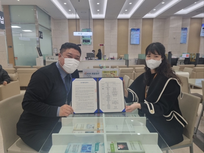 수원시, 한국건강관리협회 경기도지부 관계자가 협약 후 함께하고 있다.