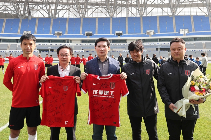 이상일 용인특례시장이 중국 청두 룽청FC 서정원 감독 등과 기념촬영을 하고 있다_(가운데가 이상일 시장, 왼쪽 두번째가 오광환 용인시체육회장, 오른쪽 두번째가 서정원 감독)