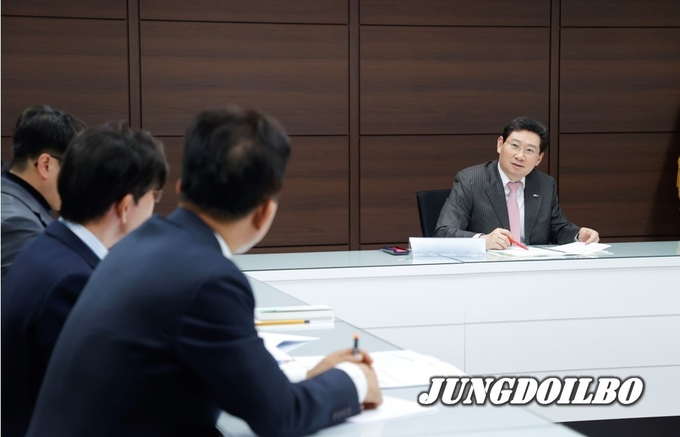 이상일 용인특례시장이 장학재단과 자원봉사센터, 청소년미래재단으로부터 합동 업무보고를 받고 있다_