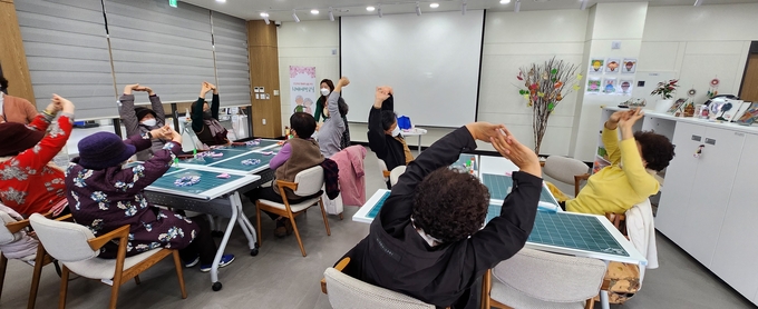 팔달구보건소가 ‘치매예방은 건강증진으로~’ 프로그램을 진행하고 있다.