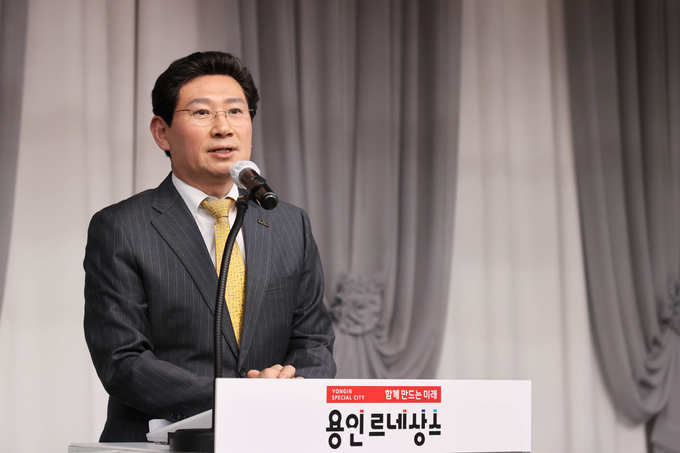 이상일 용인트례시장이 15일 버스고고 발대식에서 인사말을 하고있다