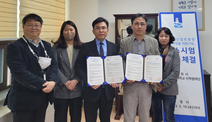 오민범 수원시 경제정책국장(오른쪽 2번째), 황룡 동남보건대 산학협력단장 등이 협약 후 함께하고 있다.