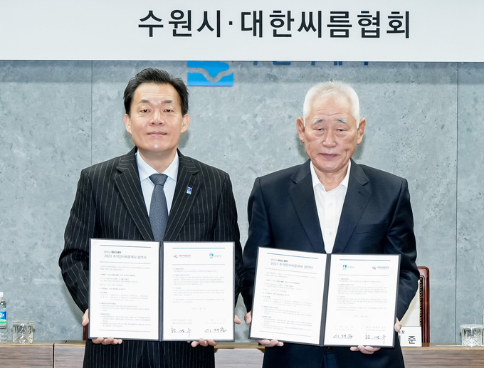이재준 수원시장(왼쪽)과 황경수 대한씨름협회장이 협약 후 함께하고 있다.