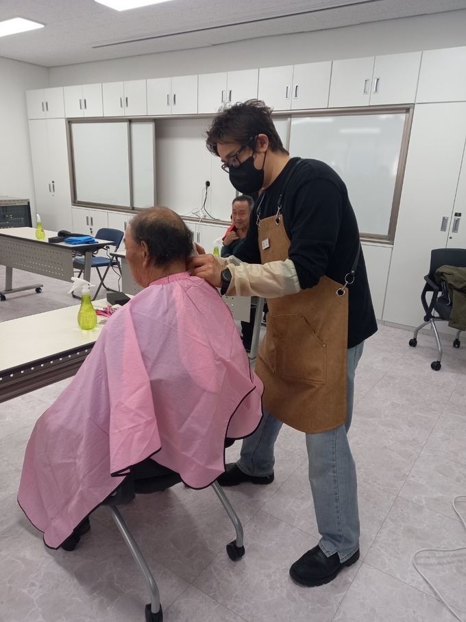 중앙동 주민자치위원회가 진행한 봉사활동 모습