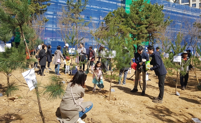 용인특례시가 기념식수를 심을 가족 52팀을 모집한다