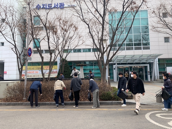 수지구 직원들이 봄을 맞아 대청소를 했다