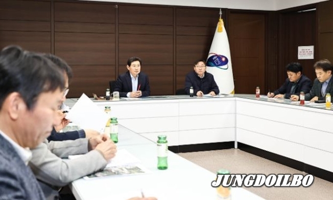 이상일 용인특례시장이 17일 이동, 남사 국가첨단산단 후속조치를 위한 회의를 주재하고 있다