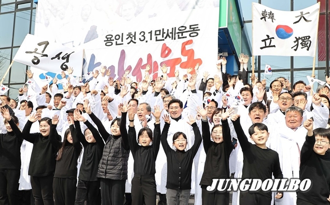 원삼만세운동 기념식에 참석한 인사들의 모습 