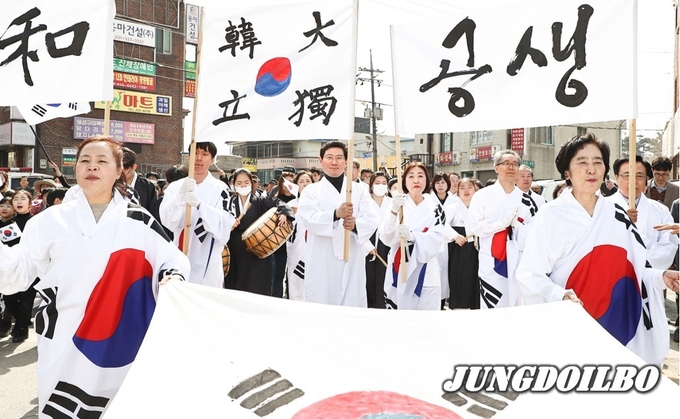 원삼만세운동 거리 행진을 재현한 이상일 용인특례시장과 시민들