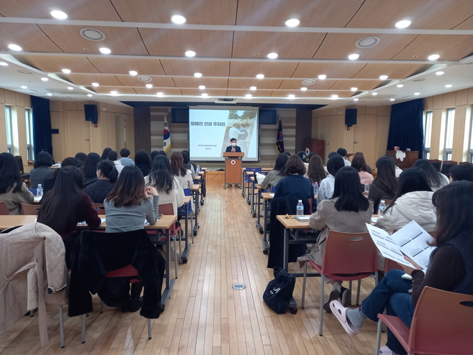 수원시 영통구보건소가 16일 ‘장애인 건강주치의 시범사업’ 설명회를 열고 있다.