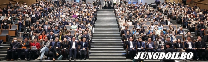 20일 경기도청 대강당에서 열린 ‘경바시(경기도를 바꾸는 시간) - 지피티(GPT) 혁신포럼’에서 김동연 경기도지사 등 참석자들이 기념촬영을 하고 있다.