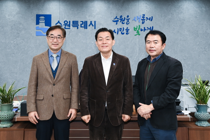 지난해 11월 수원시 스마트도시 국제 인증 평가를 위해 이재준 수원특례시장이 영국표준규격협회 관계자들과 인터뷰한 뒤 기념촬영을 하고 있다.