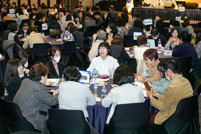 토론회 참석자들이 의견을 나누고 있다.