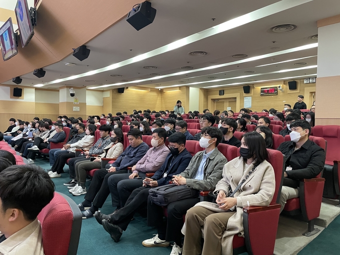 ‘부패취약 분야 맞춤형 청렴교육’에 참석한 수원시 공직자들.