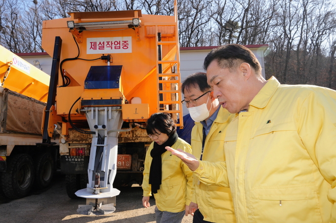 이재준 수원특례시장이 지난해 12월 팔달구 제설자재 창고를 점검하고 있다.