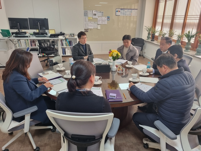 황인국 제2부시장(가운데)이 ‘시각장애인의 접근성 보장을 위한 간담회’를 주재하고 있다.