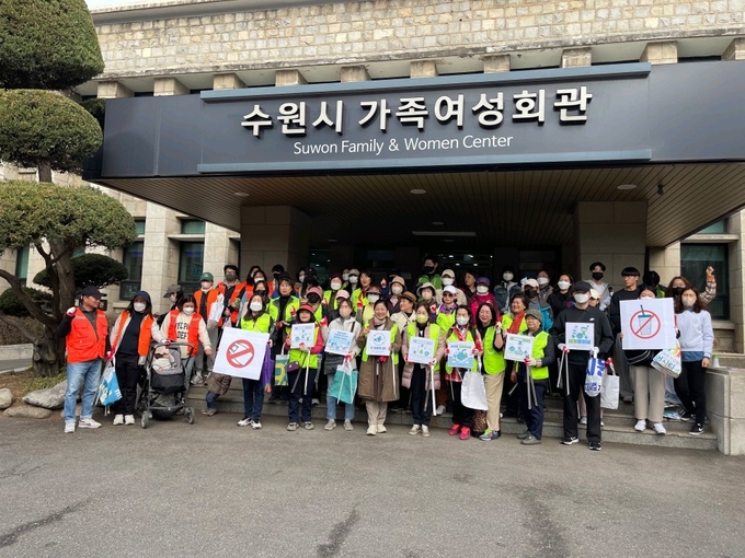 ‘수원을 빛나게 쓰담달리기’를 진행한 후, 기념촬영을 하고 있다.