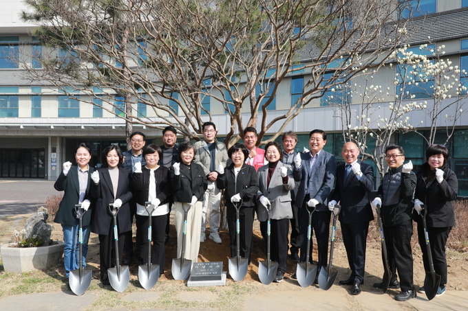 ‘개청 30주년 기념식수 행사’ 후 기념사진