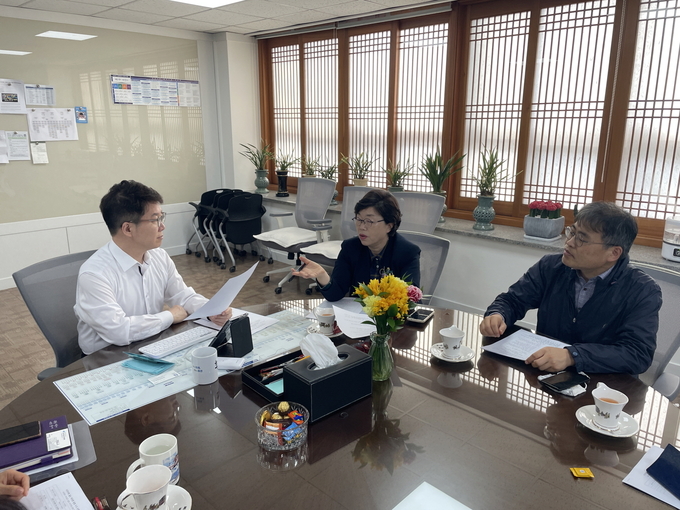 황인국 수원시 제2부시장(왼쪽 1번째)과 박옥분 경기도의원(왼쪽 2번째), 박현준 경기비정규직지원센터 소장(오른쪽 1번째)이 간담회에서 이야기하고 있다.