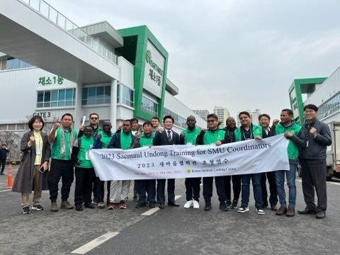 해외 새마을협력관들이 수원시 농수산물도매시장을 견학하고 있다.