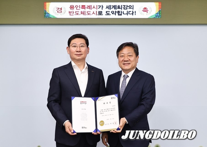 용인특례시 이상일 시장(왼쪽)과 특별고문으로 위촉된 강대희 서울대학교 의과대학 교수(오른쪽)